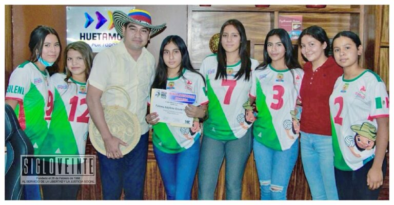 Recibe el alcalde Pablo Varona al equipo Calentanitas Huetamo, después de su participación en el Festival Internacional de Voleibol en Colombia
