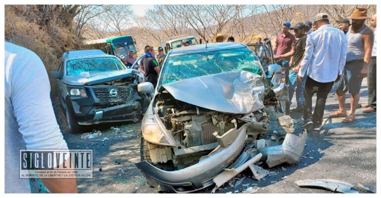Se impactan camioneta y coche en Quenchendio, resultan 3 personas lesionadas