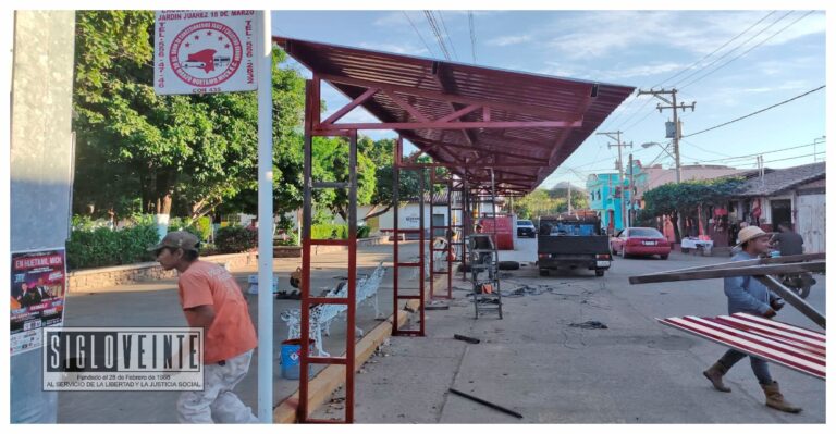 Vecinos denuncian invasión de la vía pública con la construcción ilegal de una techumbre en el Jardín Juárez de Huetamo