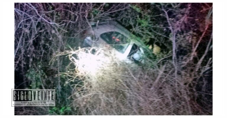 Abandonan un Chevy en la carretera a Huetamo-San Lucas