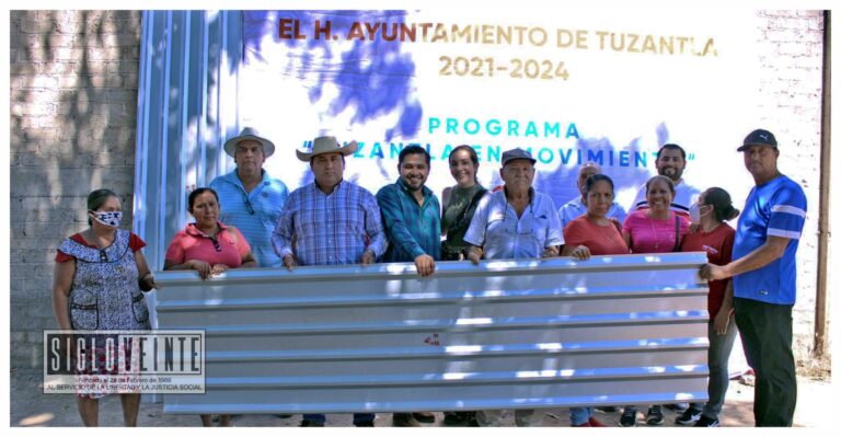 Alcalde de Tuzantla entrega láminas a familias vulnerables para que mejoren su vivienda