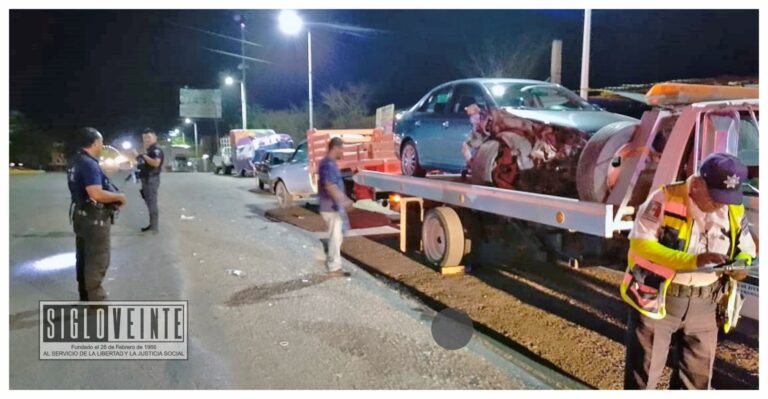 Auto y camioneta repartidora de agua chocan en la Glorieta a Martín Urieta de Huetamo, no hubo lesionados