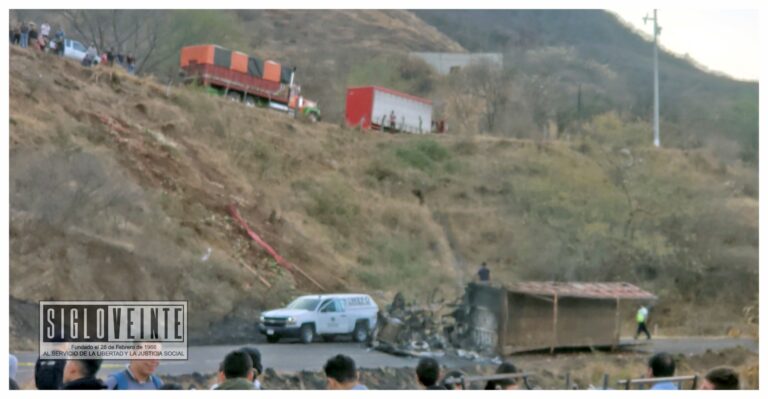 En la carretera Tuzantla-Juárez vuelca tráiler y se incendia, operador muere al salir disparado