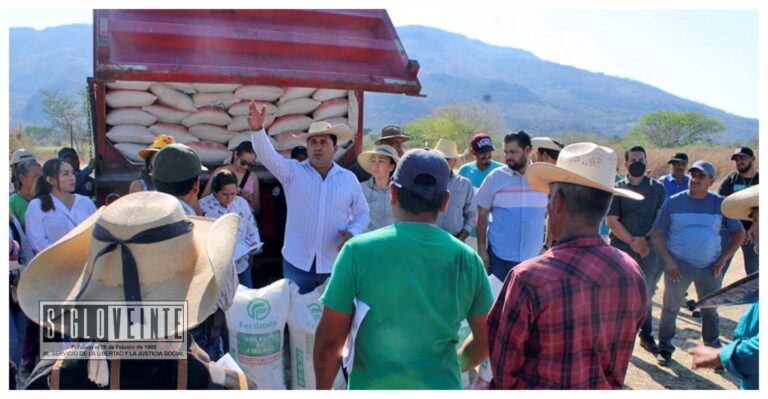 Entrega alcalde de Tuzantla fertilizante a bajo costo a campesinos