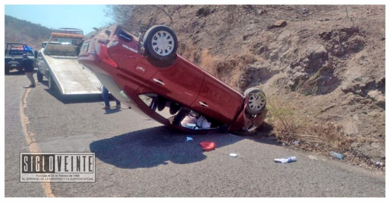Grave un adulto mayor al volcar su vehículo cerca de Las Trincheras