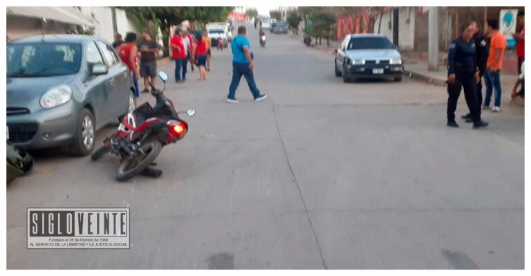 Jetta impacta a motocicleta en el Barrio de Las Colonias de Huetamo