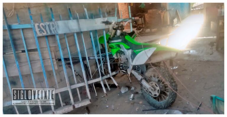 Motociclista choca con taller de herrería en la Avenida Madero de Huetamo