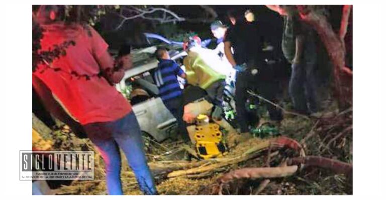 Mujer muere y dos lesionados es el resultado de accidente en la carretera Tuzantla-Zitácuaro, cerca de Benito Juárez