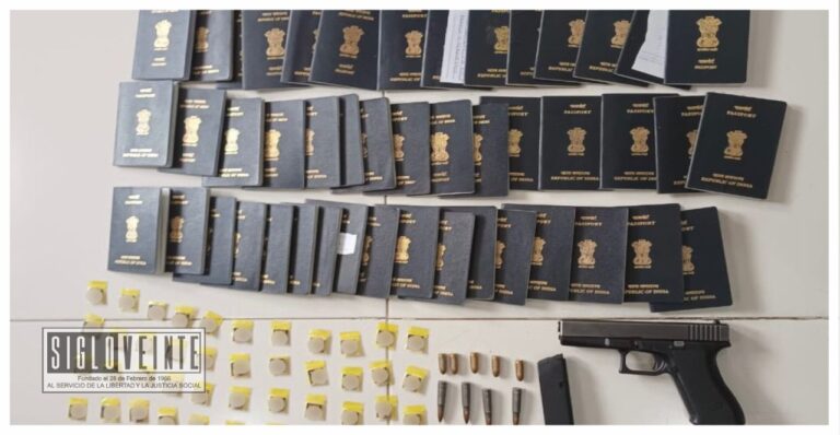 Policía Michoacán detiene a tres personas en posesión de arma de fuego, pasaportes falsos y 54 envoltorios de droga