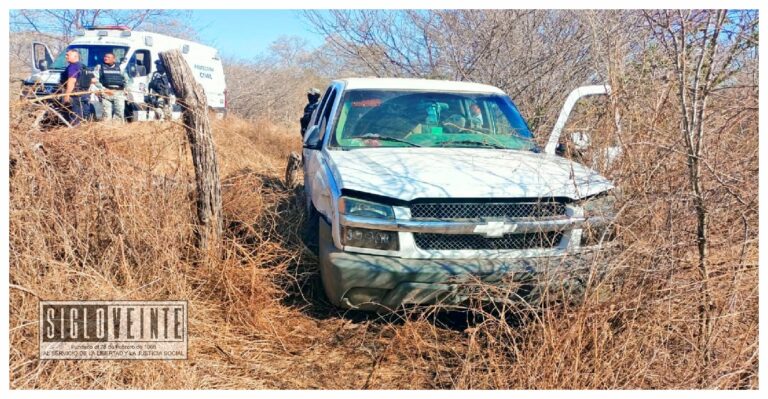 Por querer esquivar un bache, camioneta se sale de la carretera cerca de Huetamo
