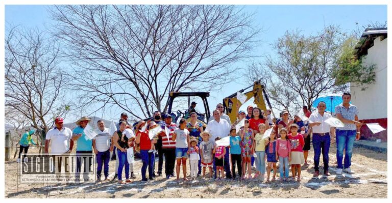 Reafirmamos nuestro compromiso con la educación indicó el alcalde de Carácuaro, al dar el banderazo de inicio a la construcción de aula didáctica