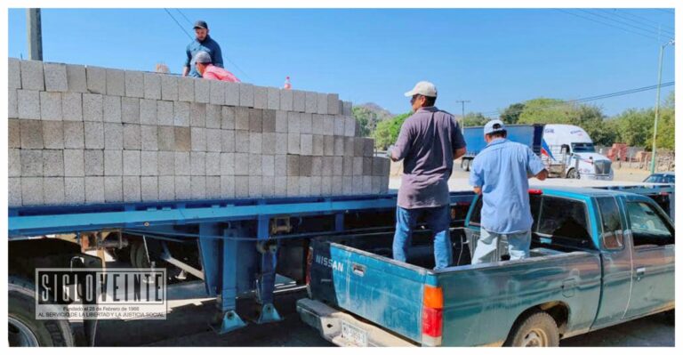 Reynaldo Gómez entrega apoyos para las viviendas de familias en Carácuaro y Paso de Núñez