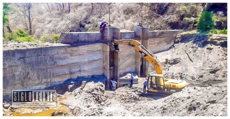 Trabaja el gobierno municipal de Nocupétaro en el desazolve de la presa de San Antonio