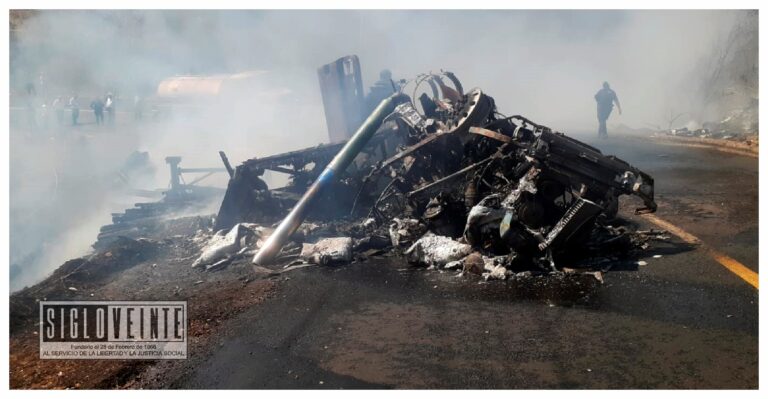 Tráiler se incendia al volcarse en la carretera a San Lucas