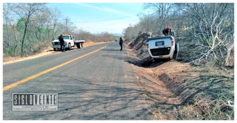Vuelca camioneta cerca de la desviación al Limón de Papatzindán, conductora de 76 años queda lesionada