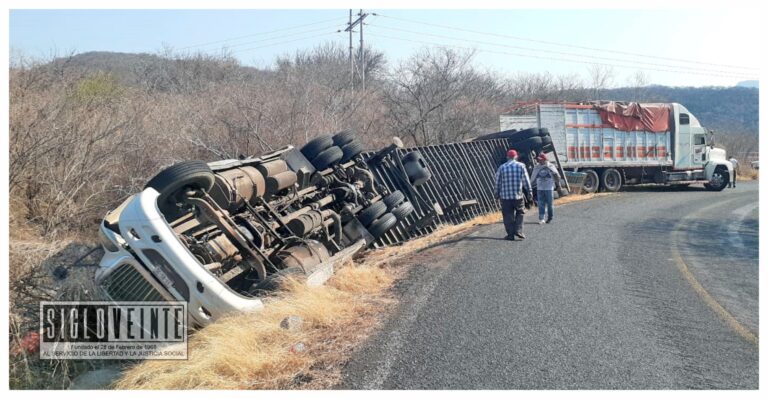 Vulca tráiler cargado con melones en la carretera Huetamo-Churumuco