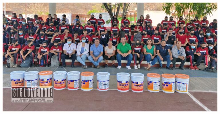 Alcalde de Carácuaro entrega pintura para la dignificación de la Secundaria Técnica 10 y se compromete a la realización de un aula de medios
