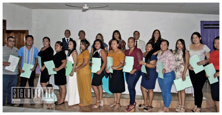 Alcaldesa Catalina Pérez Negrón encabeza ceremonia de titulación del IMCED extensión Tiquicheo