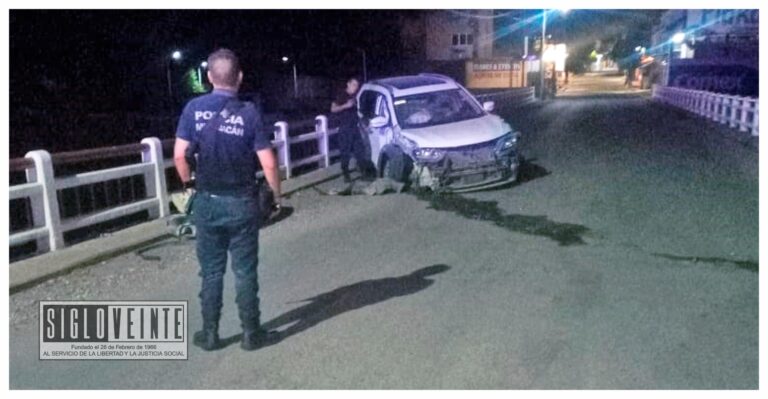 Camioneta choca con muro en el puente de Chapala de la Avenida Madero Sur de Huetamo