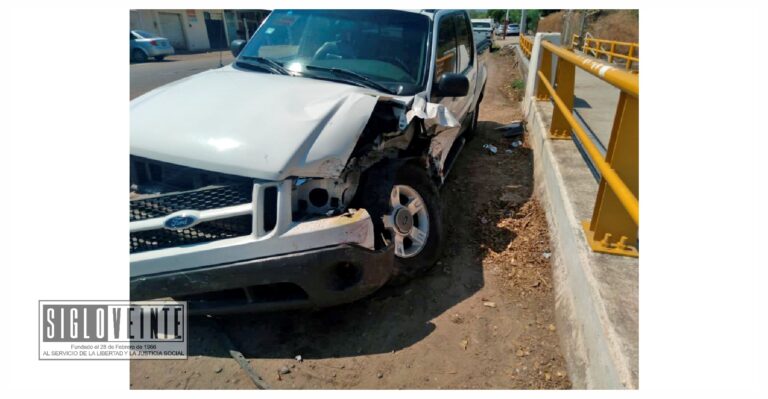 Camioneta se impacta contra el barandal de un puente en el Libramiento Batallón Huetamo