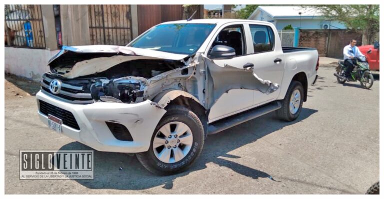 Chocan dos camionetas en el Libramiento Batallón Huetamo, no hubo lesionados