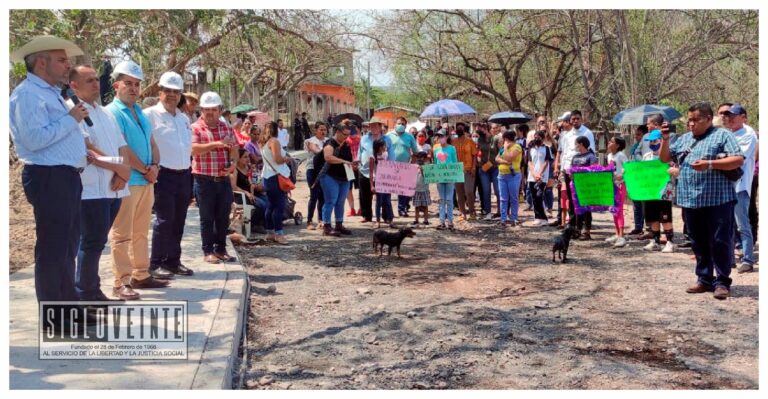 El gobernador Ramírez Bedolla y el alcalde de Carácuaro Reynaldo Gómez, supervisan la construcción de vialidad en Paso de Núñez