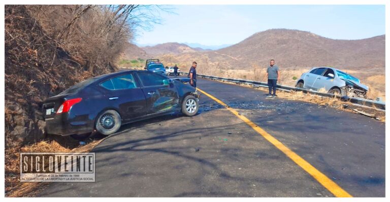 Fuerte choque entre dos vehículos en la carretera a La Eréndira, hay dos lesionados