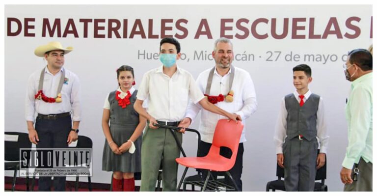 Gobierno de Michoacán beneficia a 6 mil alumnos en Huetamo al entregar material educativo