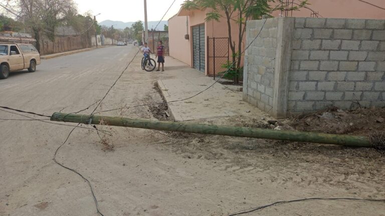 Accidente vehicular deja dos postes tirados y con cables tirados obstaculizando el Libramiento Batallón de Huetamo