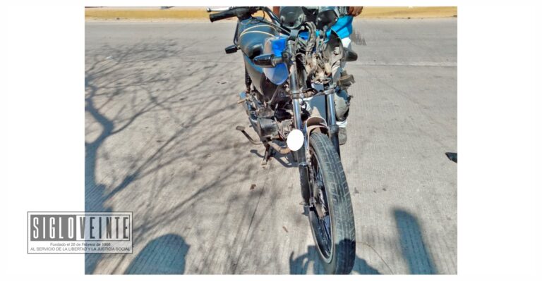 Irresponsable motociclista atropella a un señor en la Avenida Madero Norte de Huetamo y huye caminando