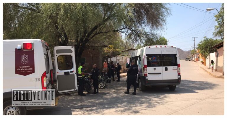 Joven y menor de edad salen lesionados al caerse de una moto en la colonia Barrio de Dolores de Huetamo