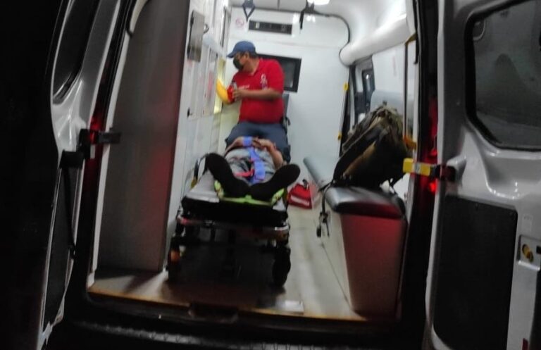 Protección Civil de Huetamo lleva a Morelia a un joven con lesiones en el cráneo, luego de caerse de una moto en Angao