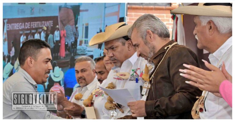 Alfredo Ramírez Bedolla entregó 72 toneladas de fertilizantes a productores de Tzitzio