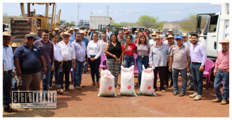 Catalina Pérez Negrón apoya al sector agrícola del municipio de Tiquicheo con la entrega subsidiada de fertilizante
