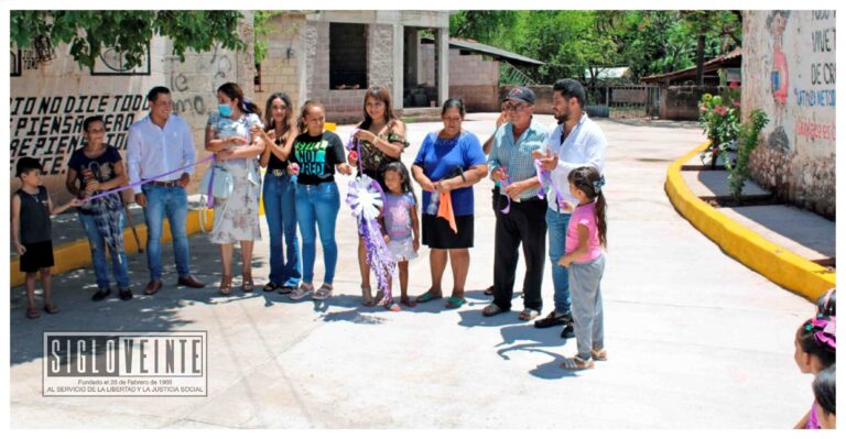 Catalina Pérez Negrón inaugura la pavimentación de vialidad en Tiquicheo
