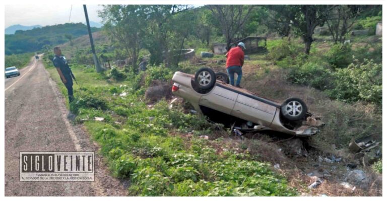 Hombre se lesiona al volcar su automóvil en la carretera San Lucas-Ciudad Altamirano