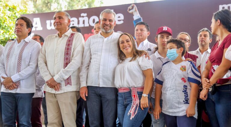 Morena y su presidente nacional Mario Delgado, la dirigente estatal Giulianna Bugarini y el secretario de Gobernación Adán Augusto López, se reúnen para celebrar su triunfo en Michoacán, pero sobre todo para mostrar el músculo que acompaña al partido en el poder