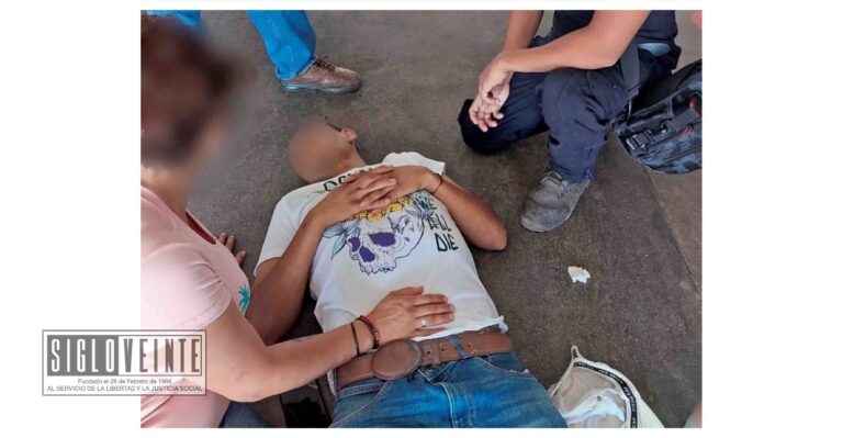 Joven sufre ataque epiléptico en la Central de Autobuses de Huetamo