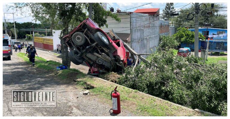 Muere familia de 4 integrantes por volcadura en la carretera Morelia-Salamanca