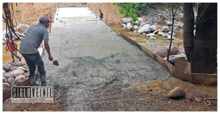 Supervisa alcalde de Nocupétaro la construcción de vado-puente, informa que está a punto de concluir