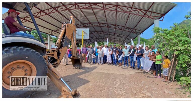 Alcalde de Carácuaro da el banderazo de inicio a la pavimentación de la calle principal de la comunidad de El Nieto