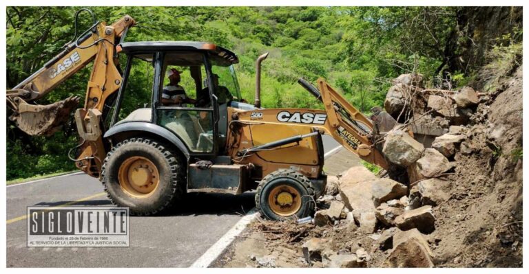 Atiende gobierno municipal de Nocupétaro el retiro de escombros por deslaves en la carretera San Antonio de Las Huertas-Upacuaro