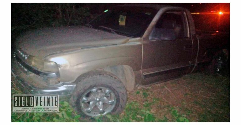 Camioneta se sale de la carretera a Comburindio por conducir a exceso de velocidad