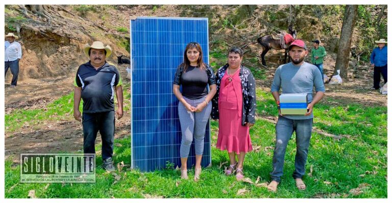 Catalina Pérez Negrón entrega paneles solares a familias que no cuentan con servicio de energía eléctrica