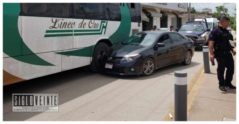 Choca automóvil con autobús estacionado en la Avenida Madero Norte de Huetamo