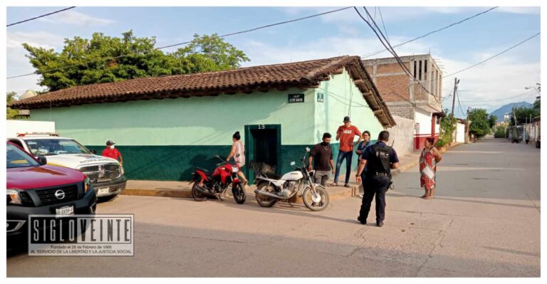 Chocan vehículo y moto en Barrio de Dolores, no hubo lesionados