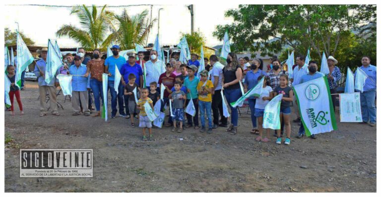 Da Reynaldo Gómez banderazo de inicio a la construcción de una plaza pública en Carácuaro
