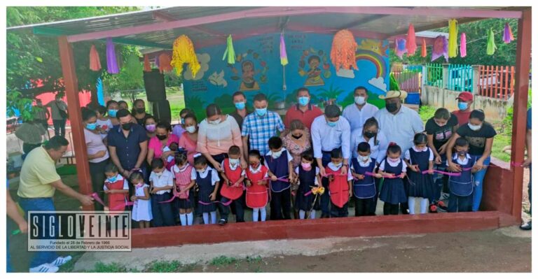 El edil Pablo Varona entrega a la comunidad escolar del Jardín de Niños Andrés Quintana Roo su desayunador
