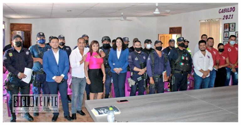 Elementos de Seguridad Pública y Protección Civil de Tiquicheo reciben del Ayuntamiento seguros de vida bancarios