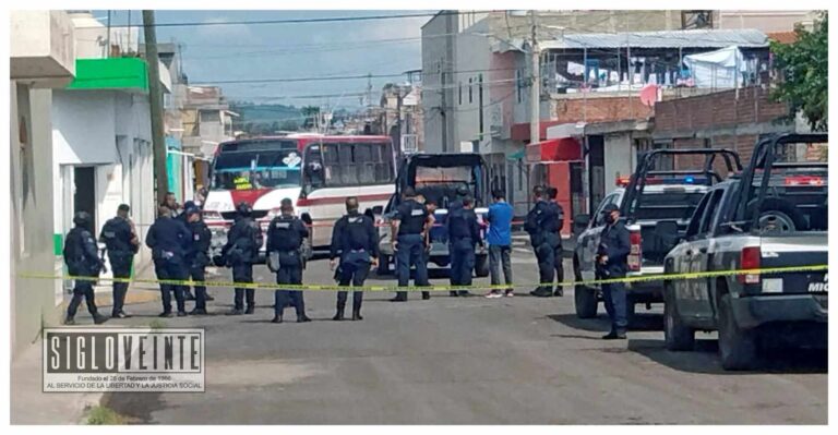 En Zamora, sicarios en moto fueron atropellados por un microbús al que previamente atacaron a balazos